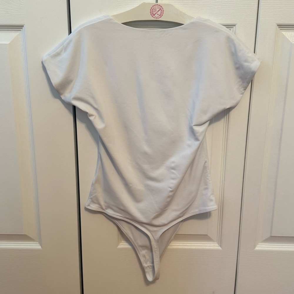 Aritzia Babaton Short Sleeve Contour Bodysuit in White - Picture 3 of 4